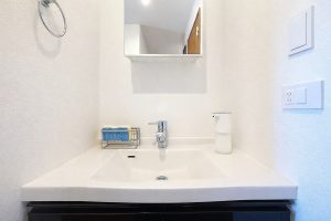 シンプルなバスルームシンク