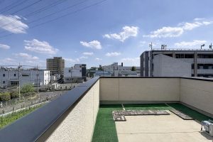 都会の屋上テラスと風景