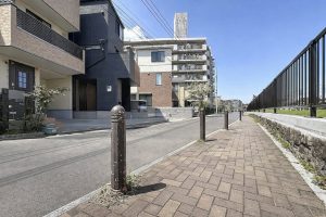 都会の街並みと歩道