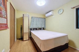 黄色い壁の寝室と鏡